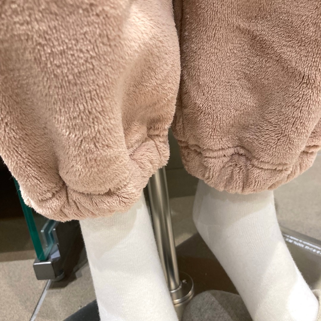 足元はゴムでしぼっています