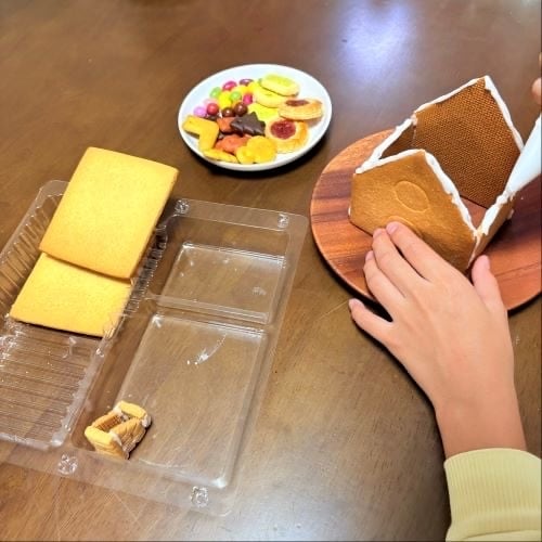 組み立てるヘクセンハウスアイシング