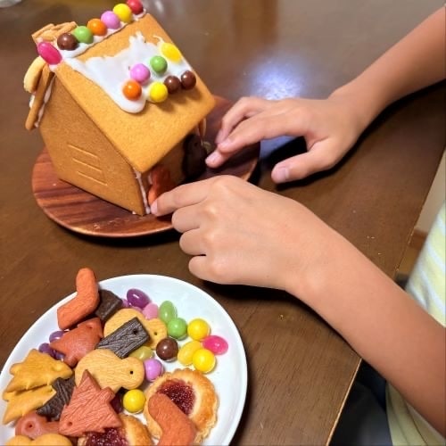 組み立てるヘクセンハウス飾りつけ