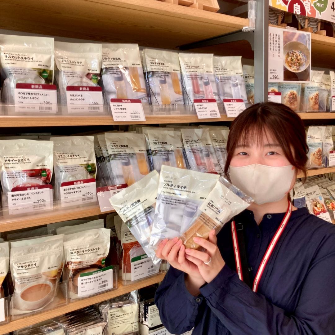 新商品を紹介するスタッフ