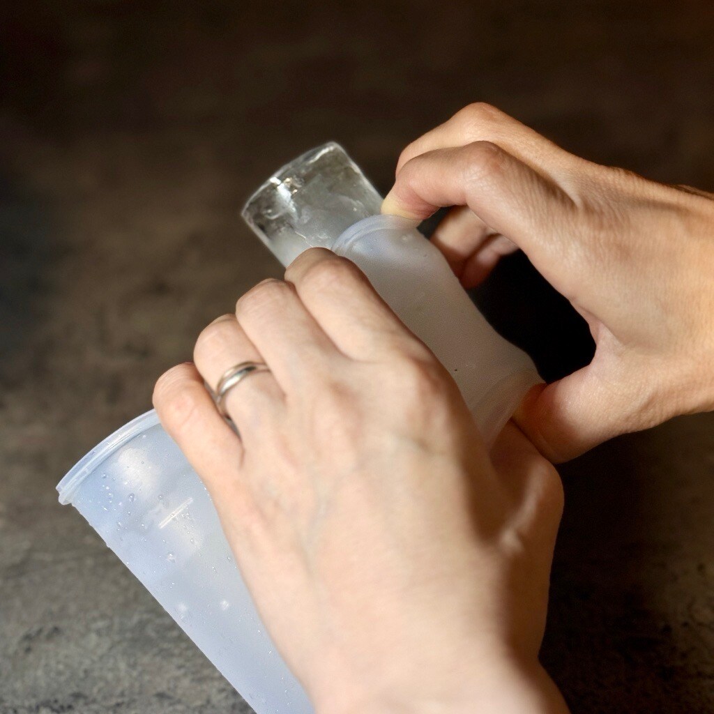 氷を製氷機から外している写真です。