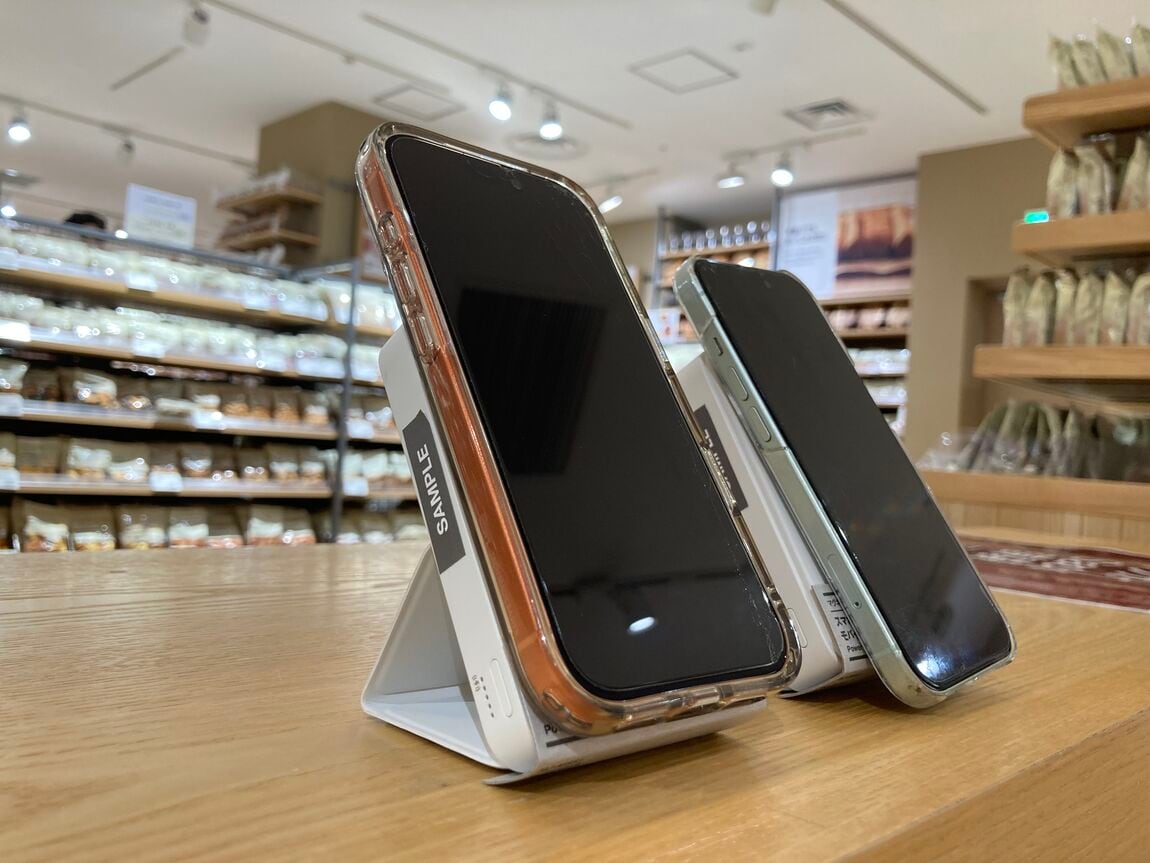 【心斎橋パルコ】スマホスタンドにもなるモバイルバッテリーのご紹介_qe9jkL