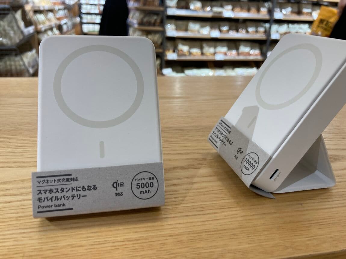 【心斎橋パルコ】スマホスタンドにもなるモバイルバッテリーのご紹介_ez03TY
