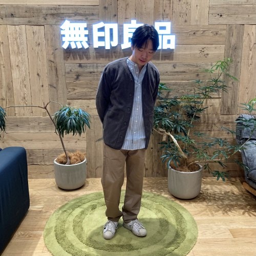 無印良品の素材に還るフリースを着用した男性