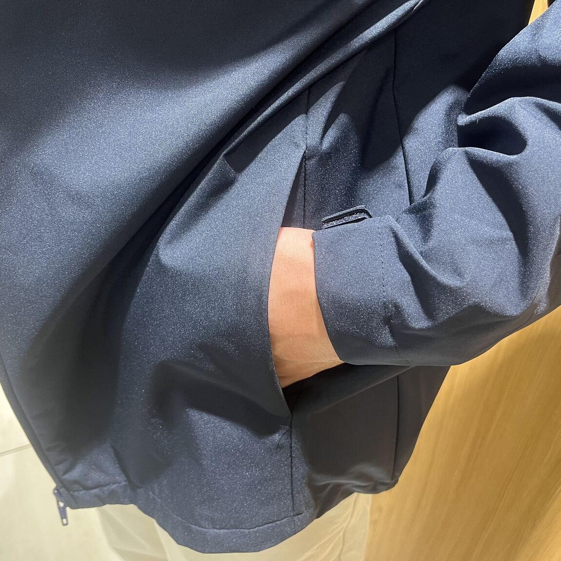 男性スタッフ　ジャケット　袖口