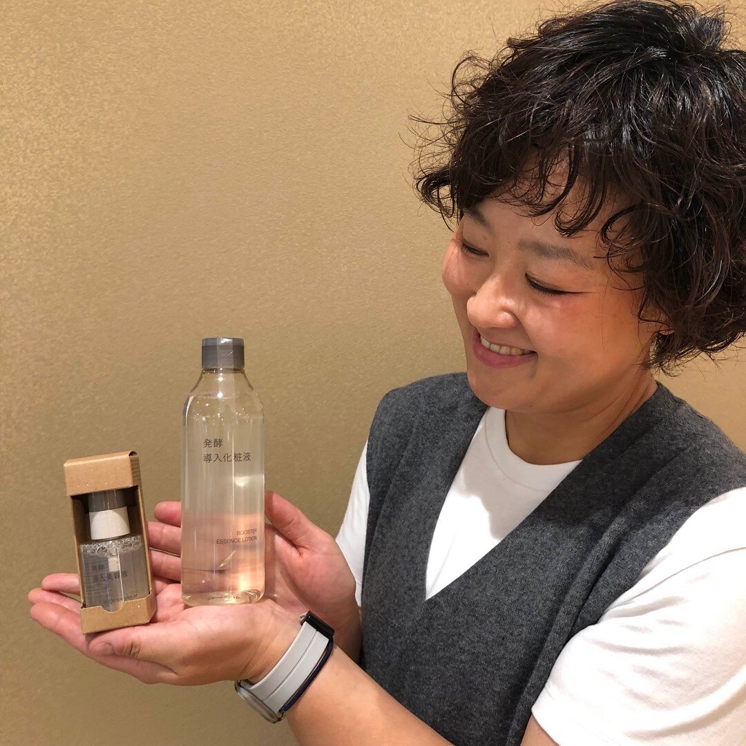 発酵導入美容液と化粧液を持つスタッフ