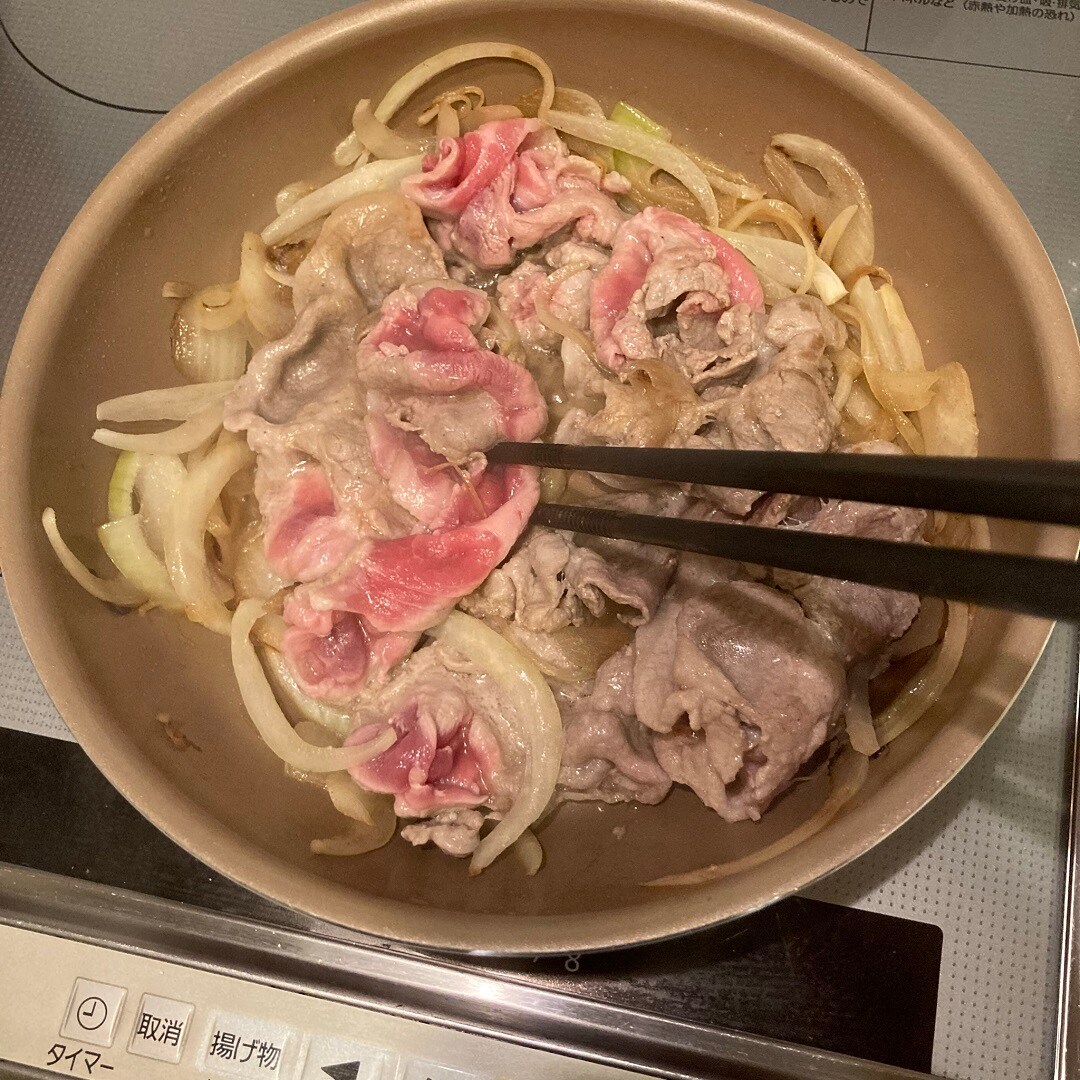 肉炒める様子