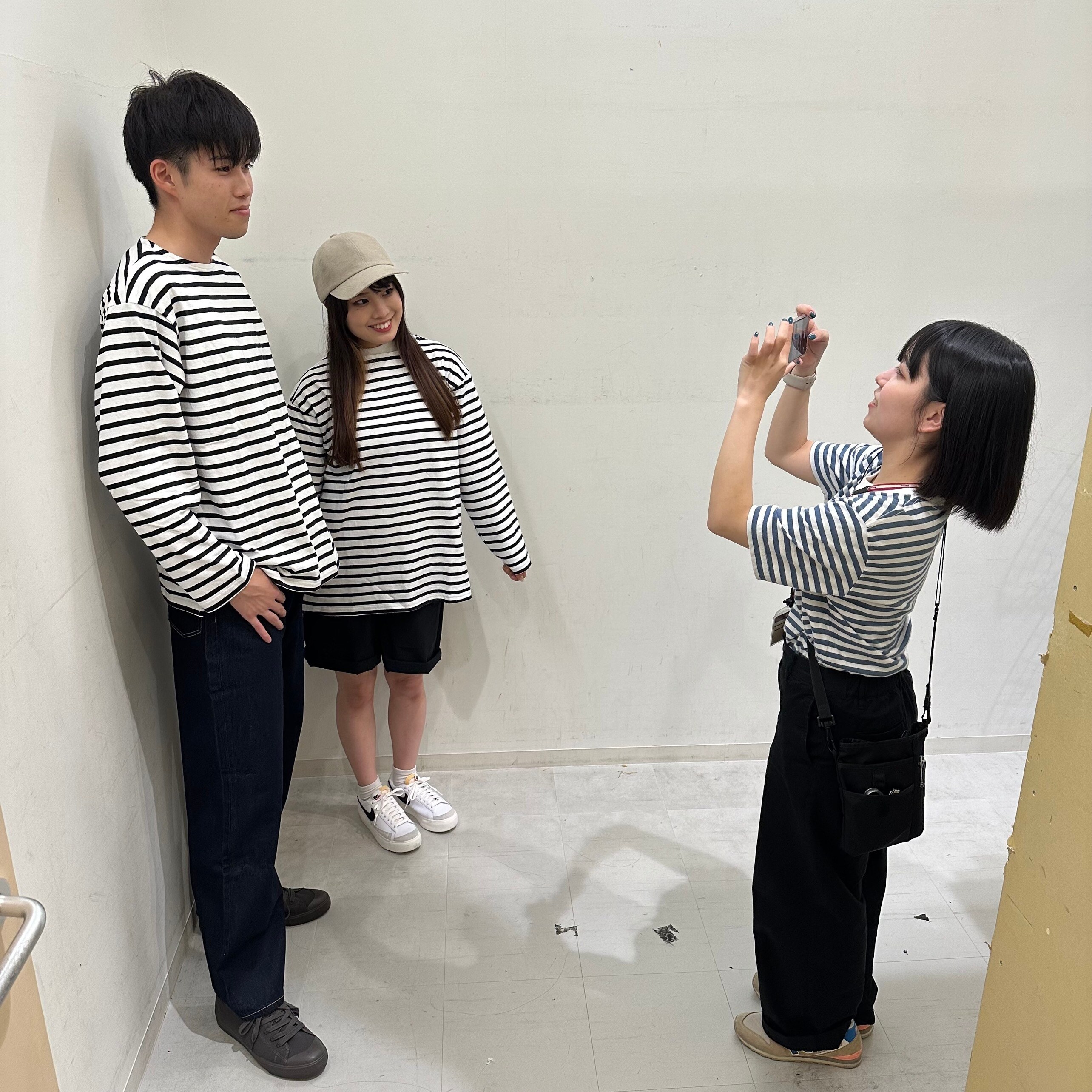おたよりの写真を撮るスタッフ