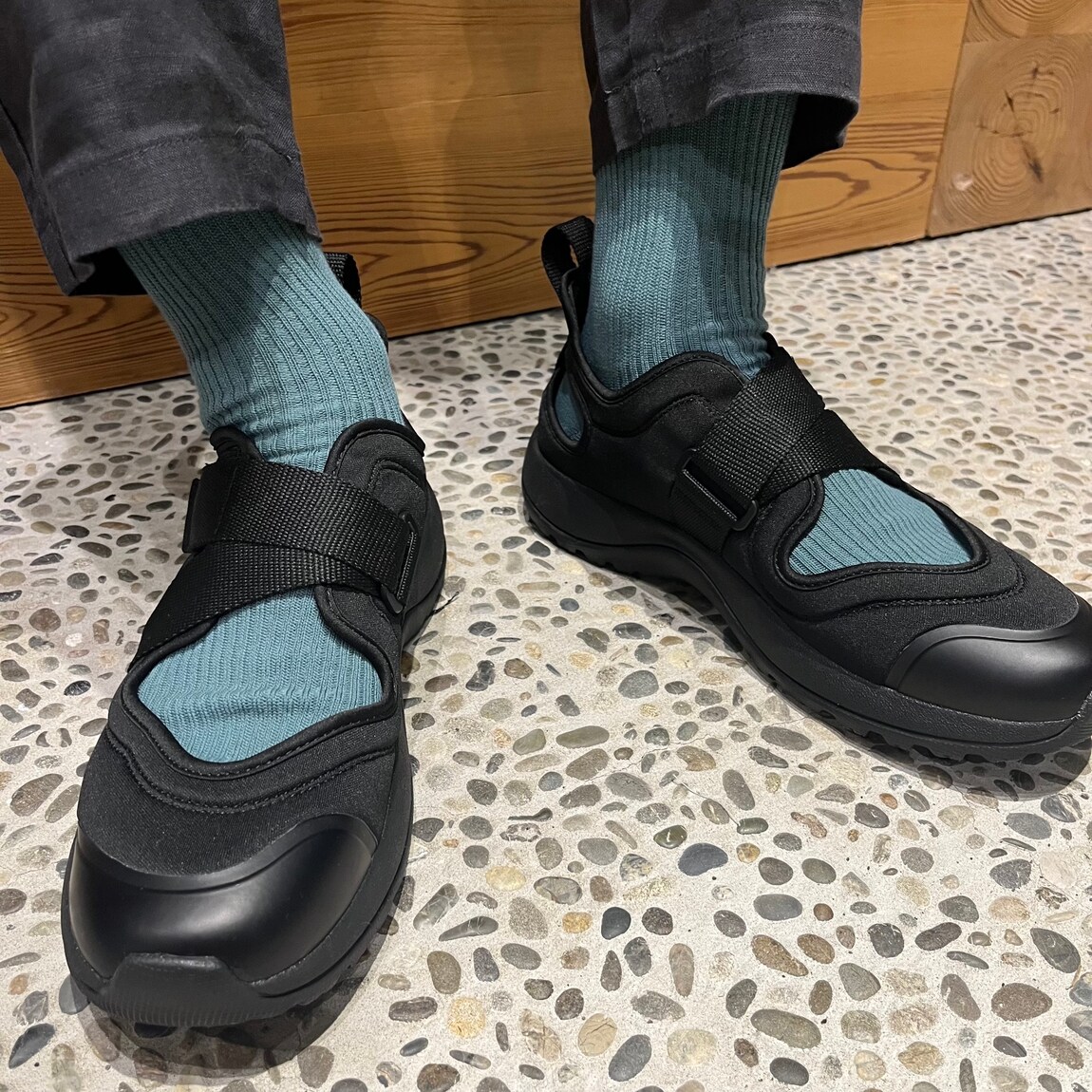 スニーカーサンダル男性着用
