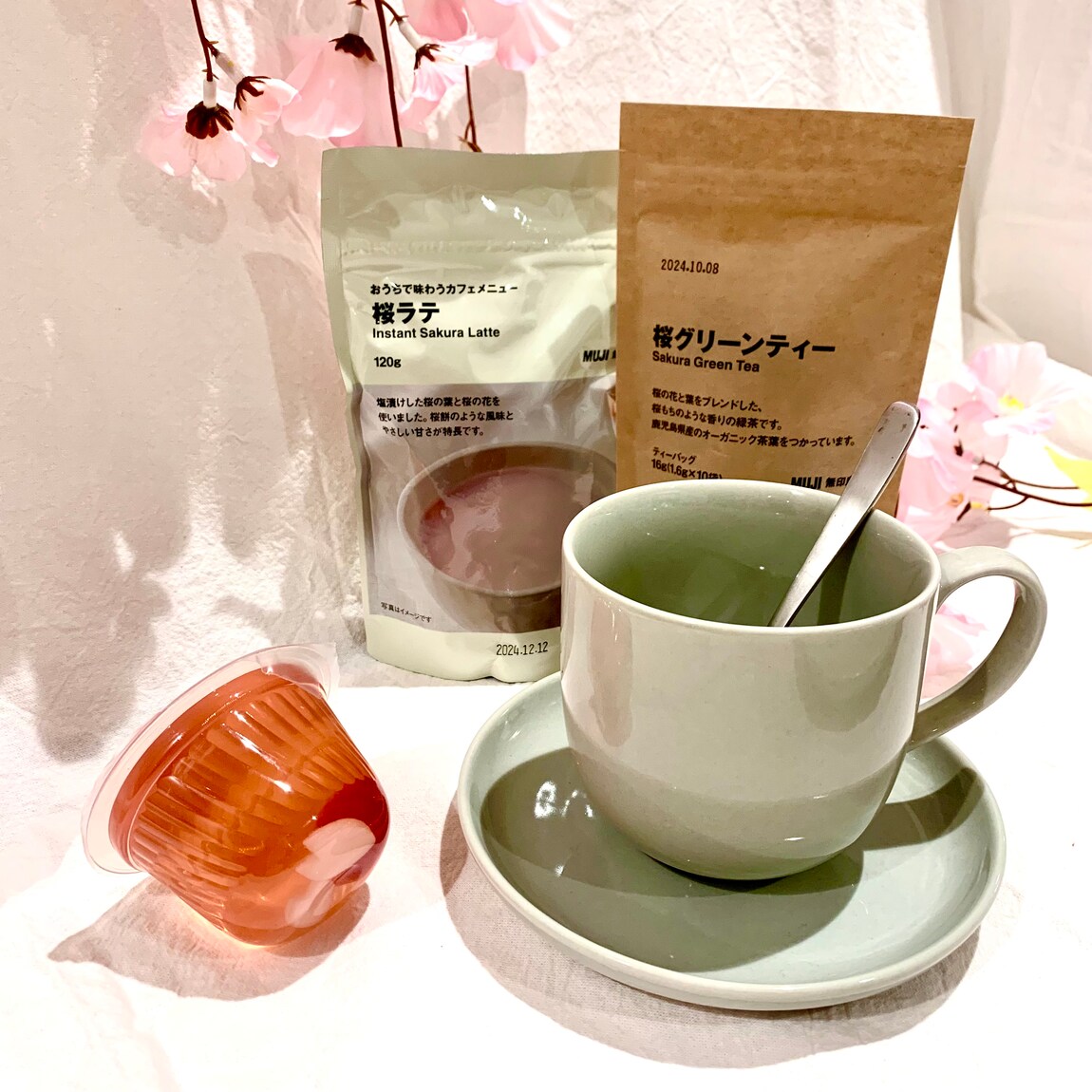 桜のゼリー、桜ラテ、グリーンティーの写真