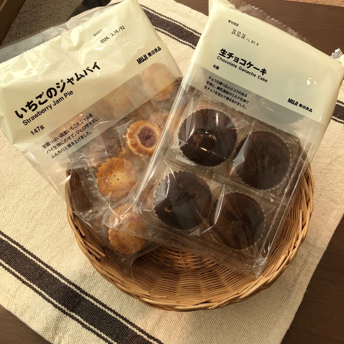 いちごジャムパイと生チョコケーキの写真
