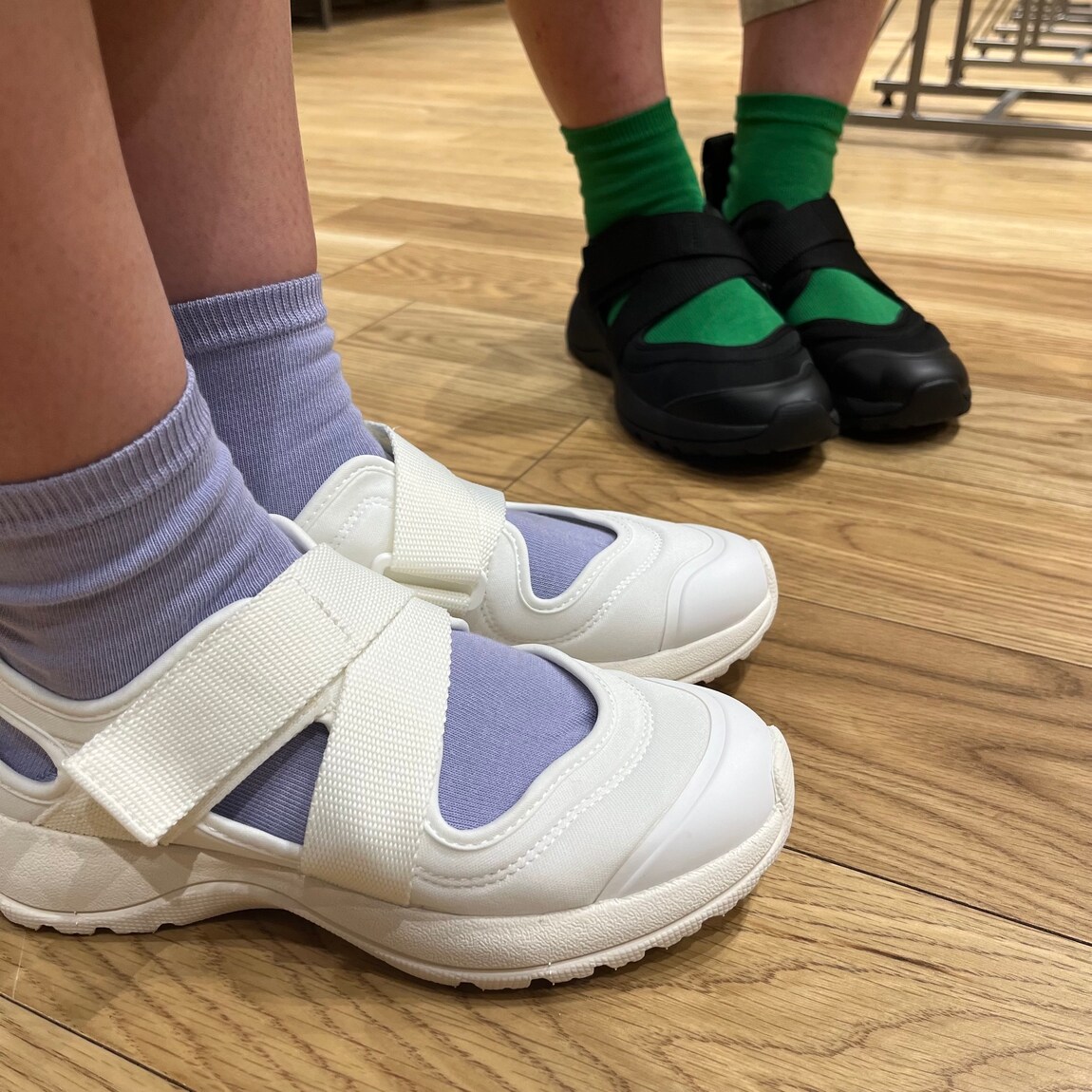スニーカーサンダル着用