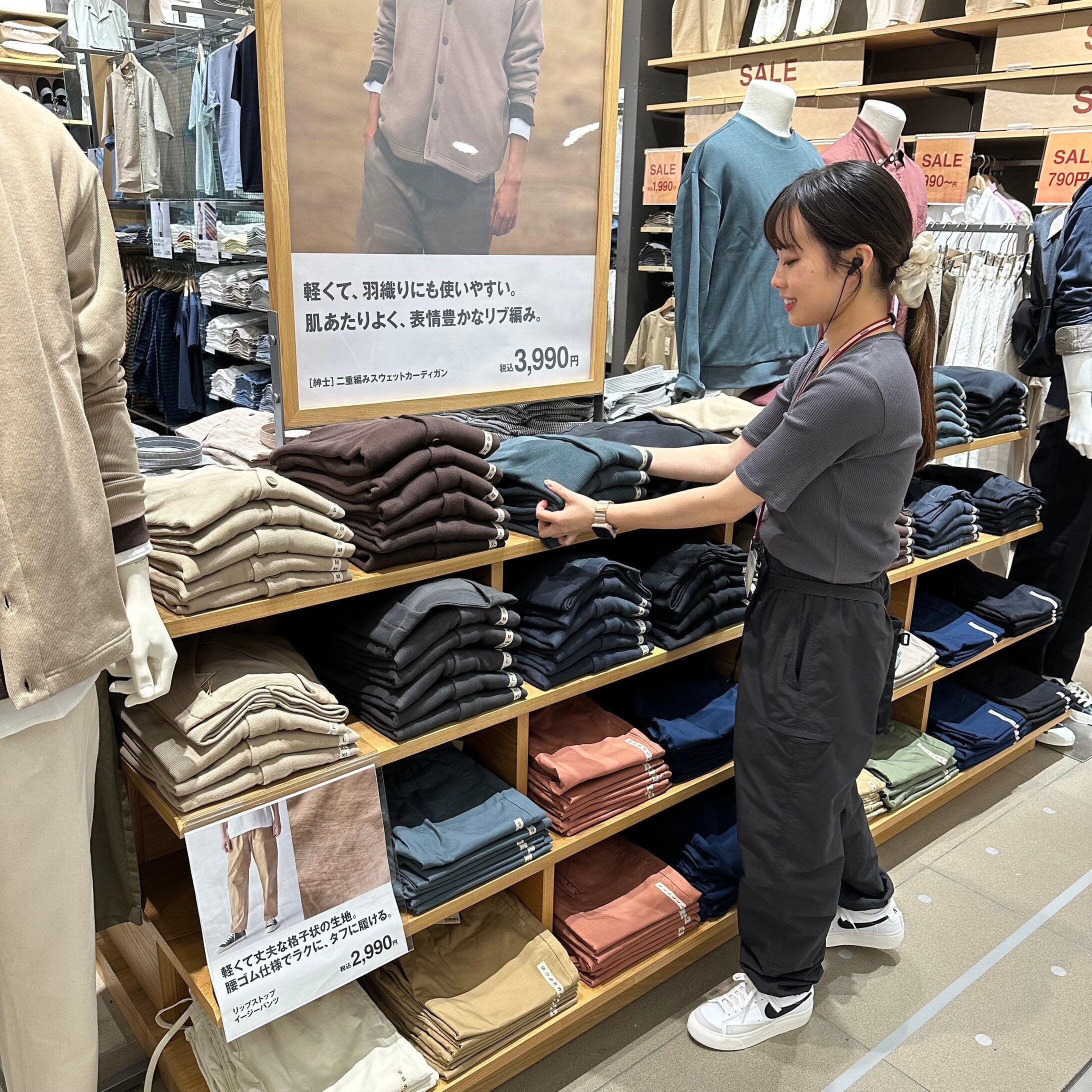 おたたみをしているスタッフ