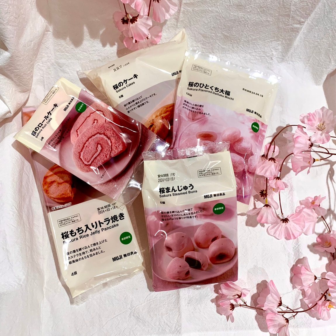 桜まんじゅう、ロールケーキ、ケーキ､ひとくち大福、もち入りトラ焼きの写真