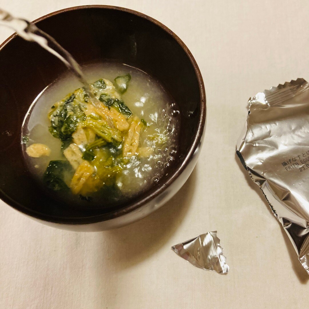 フリーズドライ　お湯を注ぐ様子