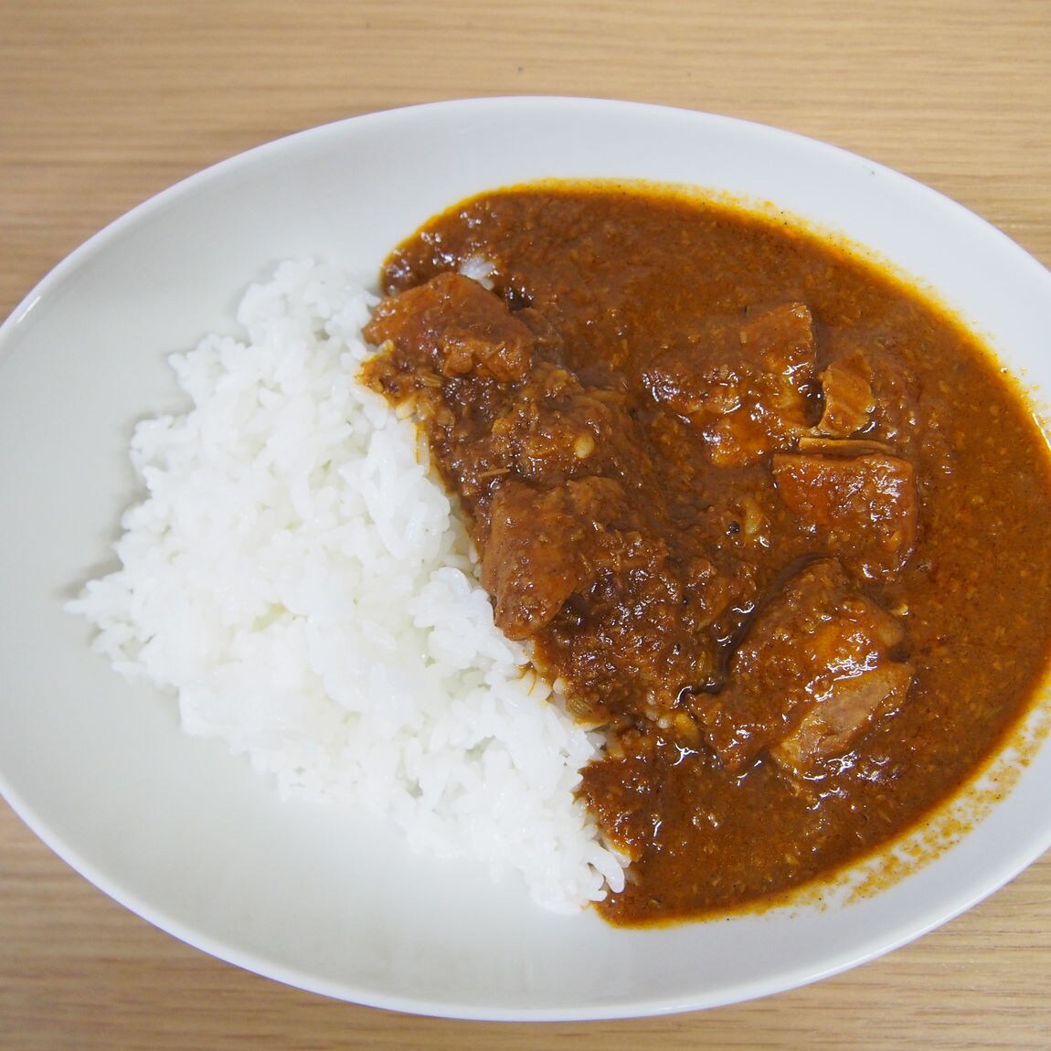 チキンペッパーフライごはんと一緒に盛り付け