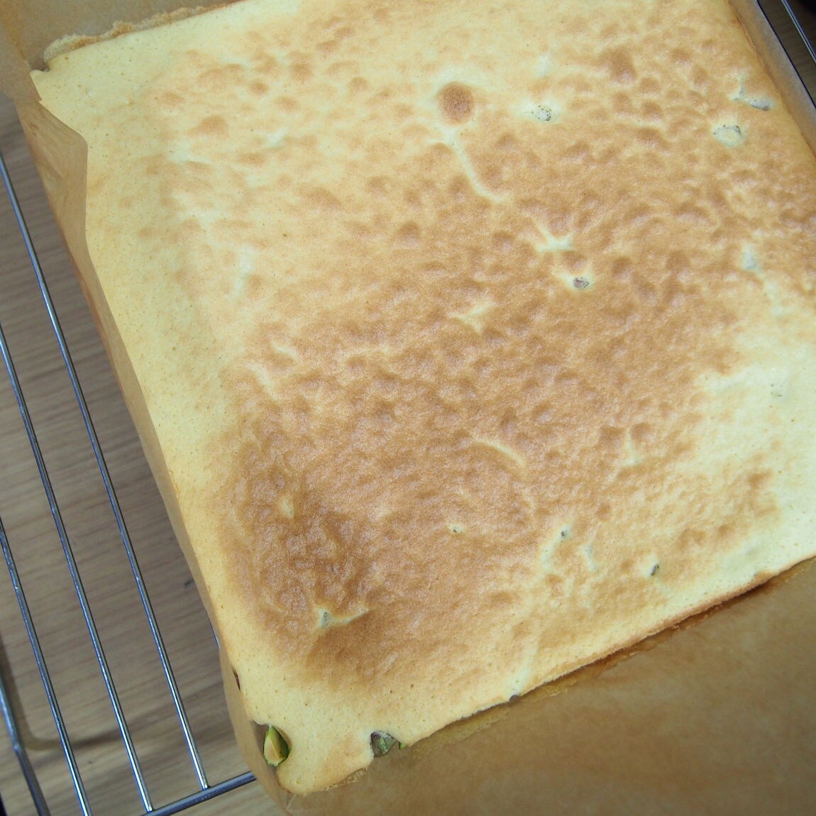 焼き上がり。クーラーにのせて冷ます。