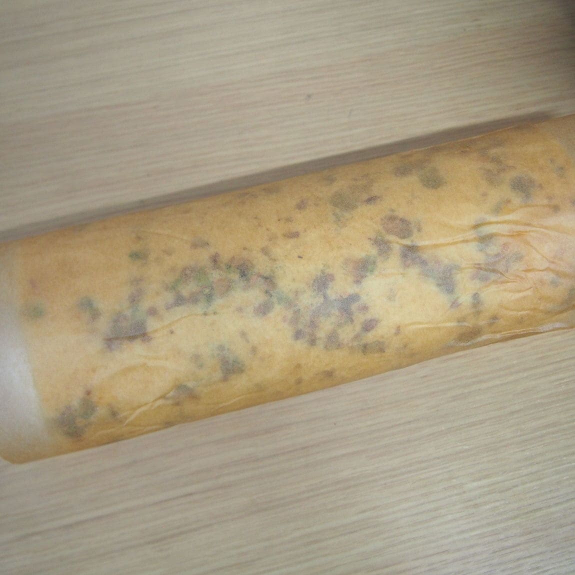 敷いていたクッキングシートを使い巻く