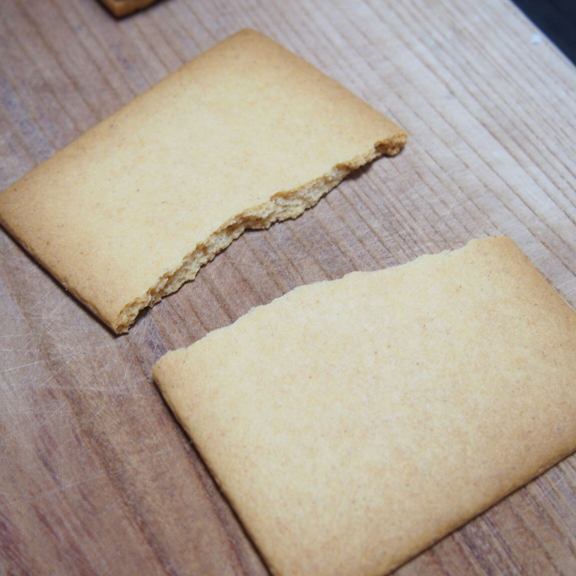 屋根のクッキーが割れてしまっている写真