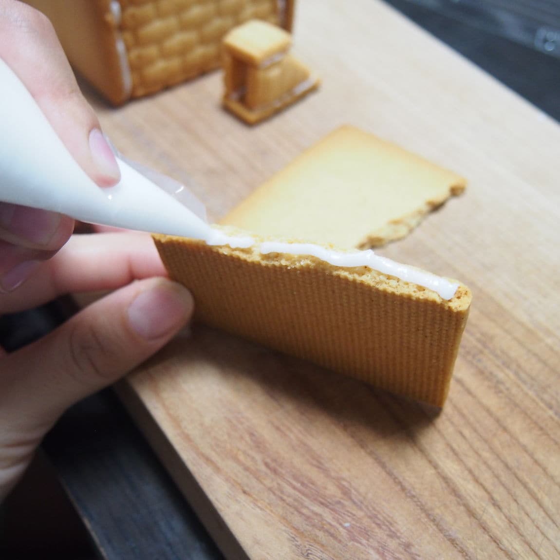 クッキーの割れた部分にアイシングを絞る
