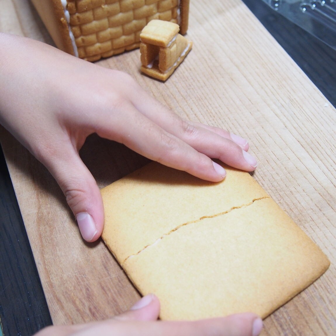 割れた部分を押さえてくっつける