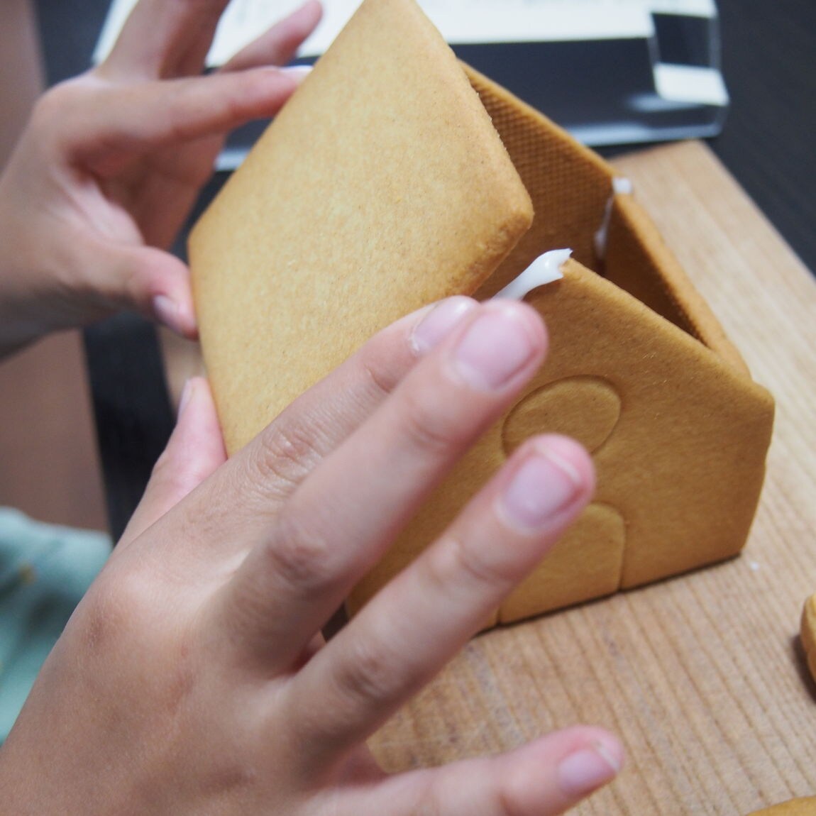屋根部分の組立。屋根のクッキーを取り付けているところ①