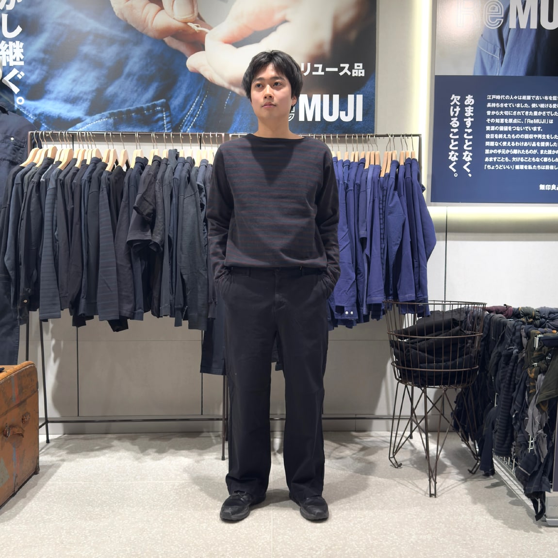 ReMUJIの服を上下来ている男性の写真