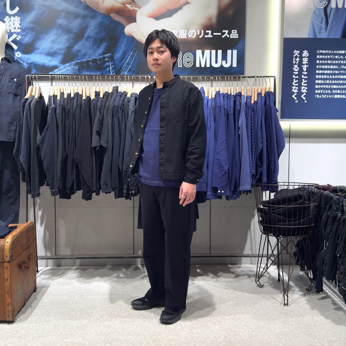 ReMUJIの服を上下来ている男性の写真