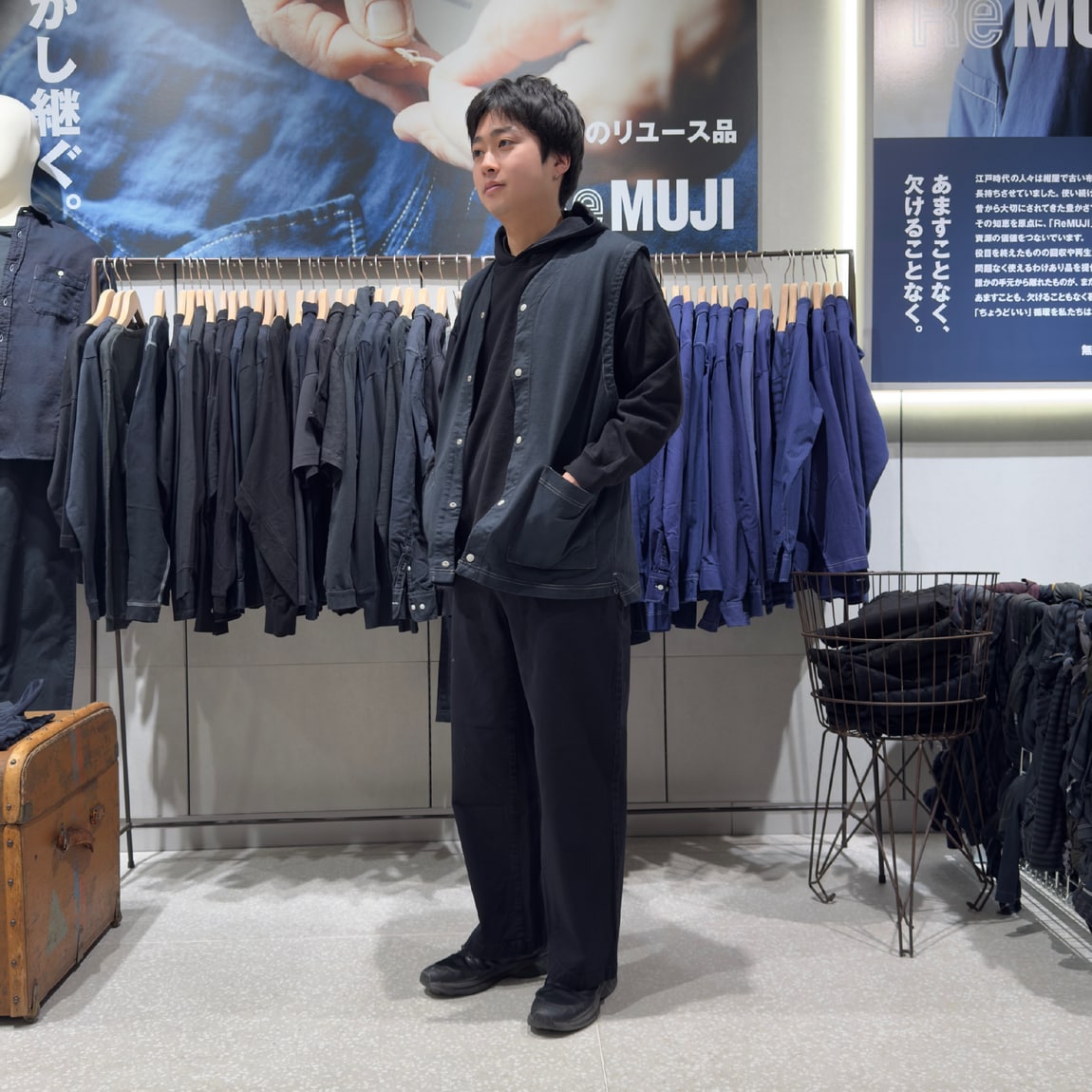 ReMUJIの服を上下来ている男性の写真