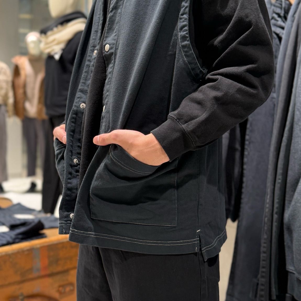 ReMUJIの服を上下来ている男性の写真、拡大