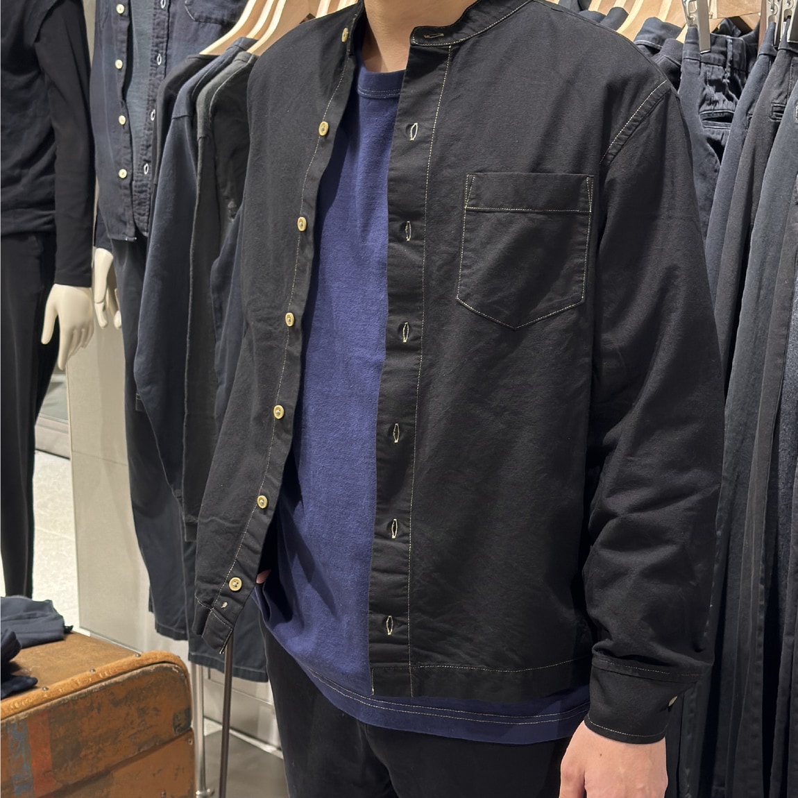 ReMUJIの服を上下来ている男性の写真、拡大