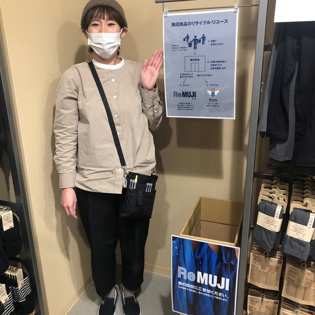 靴下売場横で回収しています。
