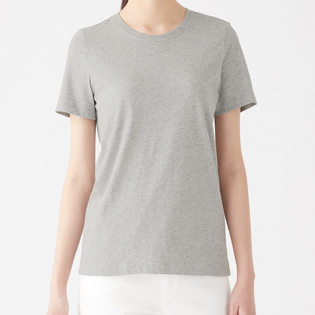 グレーのＴシャツモデル