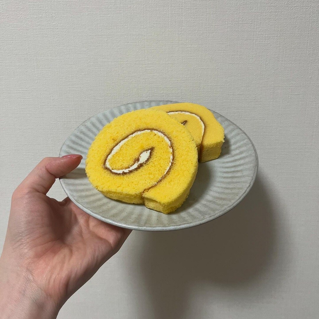 お皿に乗ったレモンのロールケーキ