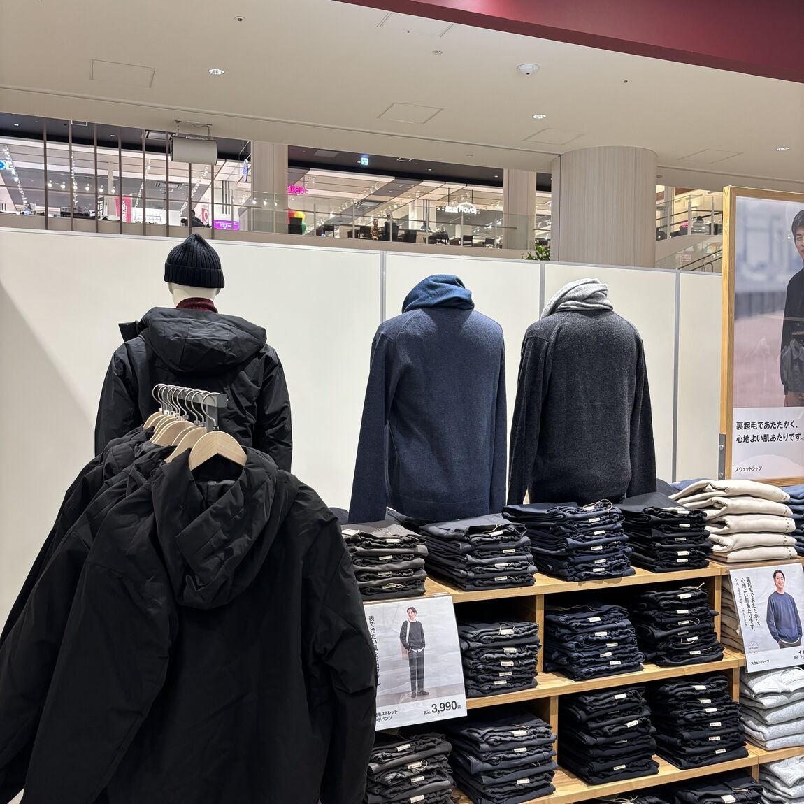 プライムホールに向いた紳士服売り場の写真