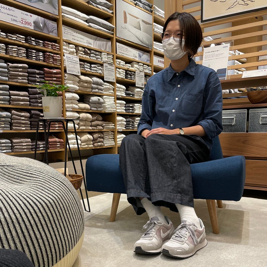 AOソファに座っている写真