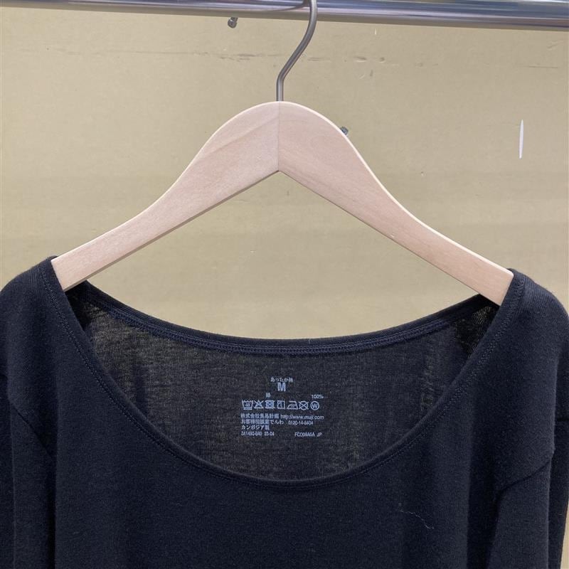 あったか綿 Uネック八分袖Tシャツの襟元の写真