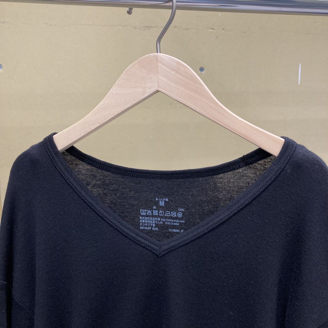 紳士 あったか綿 Vネック長袖Tシャツの襟元の写真