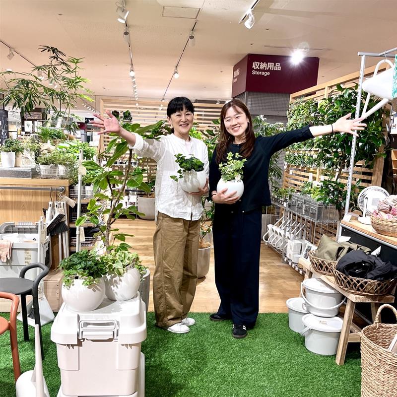 スタッフと店内グリーン売場