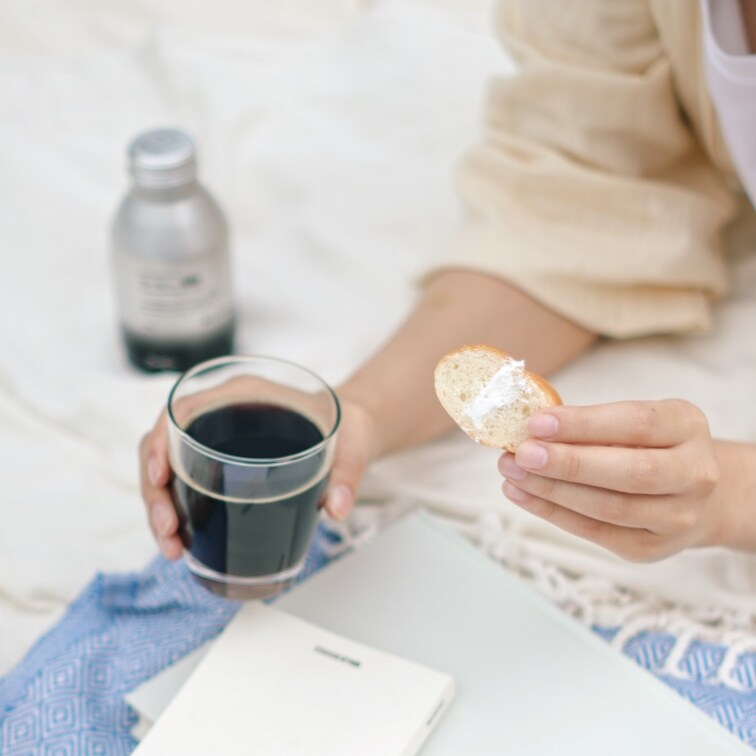 ミルククリームサンドとコーヒーの画像
