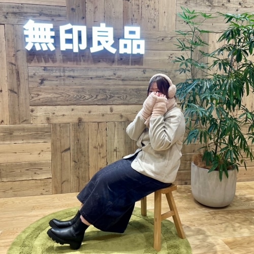 フリースを着て耳当てを付けて座る女性