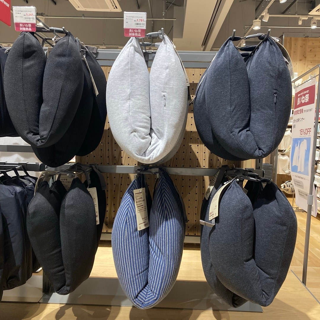 https://contents.muji.com/jp/sites/jp/files/%E3%83%95%E3%82%A3%E3%83%83%E3%83%88%E3%81%99%E3%82%8B%E3%83%8D%E3%83%83%E3%82%AF%E3%82%AF%E3%83%83%E3%82%B7%E3%83%A7%E3%83%B3_0.jpg