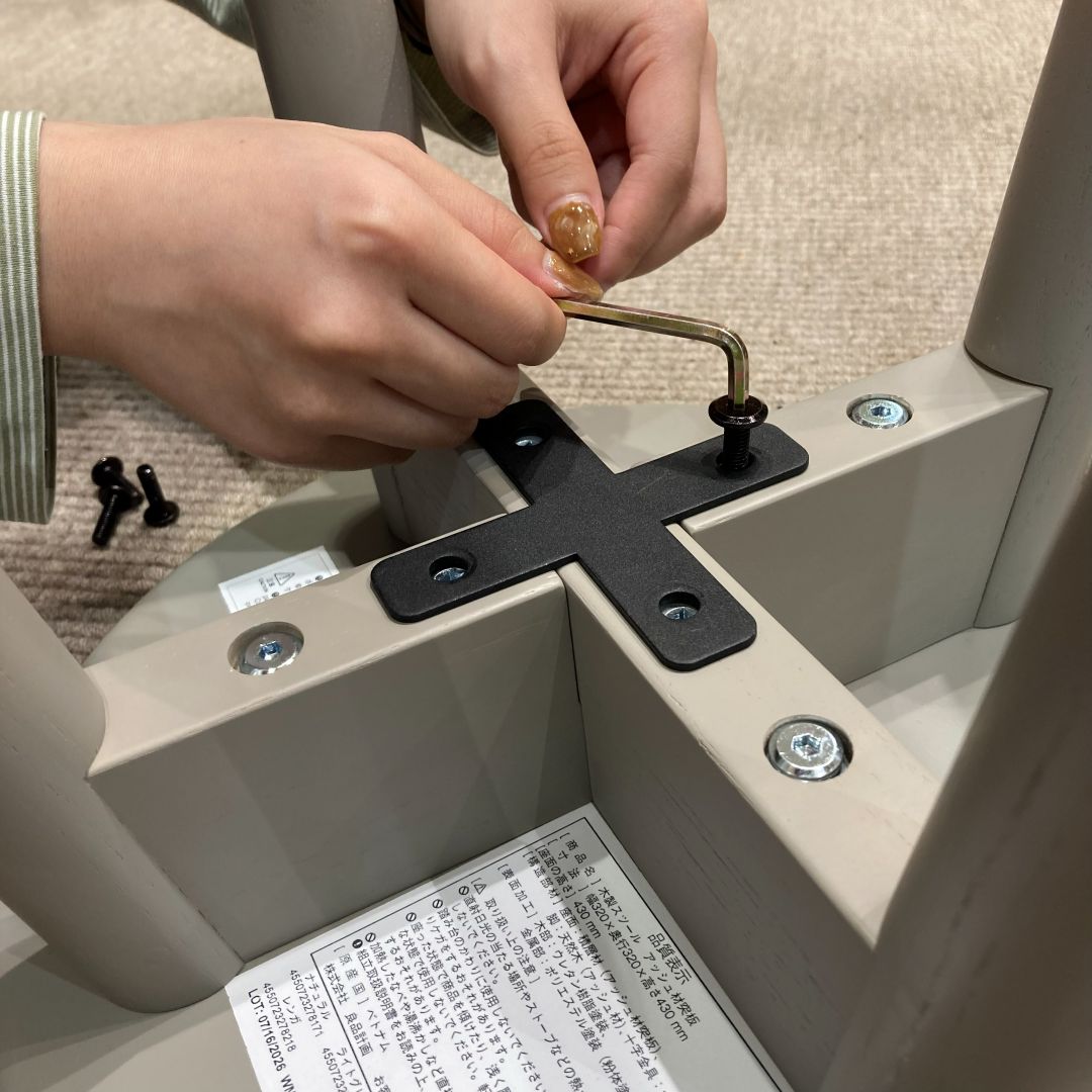 手軽に組み立てられる木製カフェテーブル組立