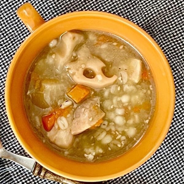 【ビバシティ彦根】かぶと豚肉のスープの盛りつけた写真