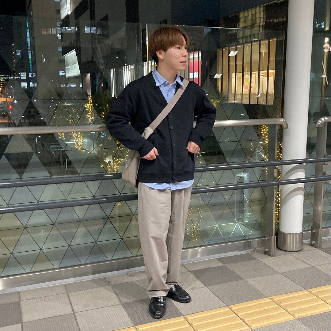 服を着て立っている男性の写真
