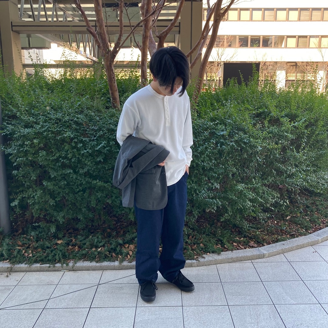 立っている男性の写真