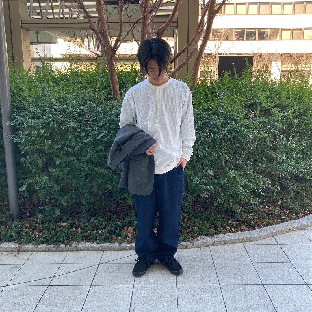 立っている男性の写真