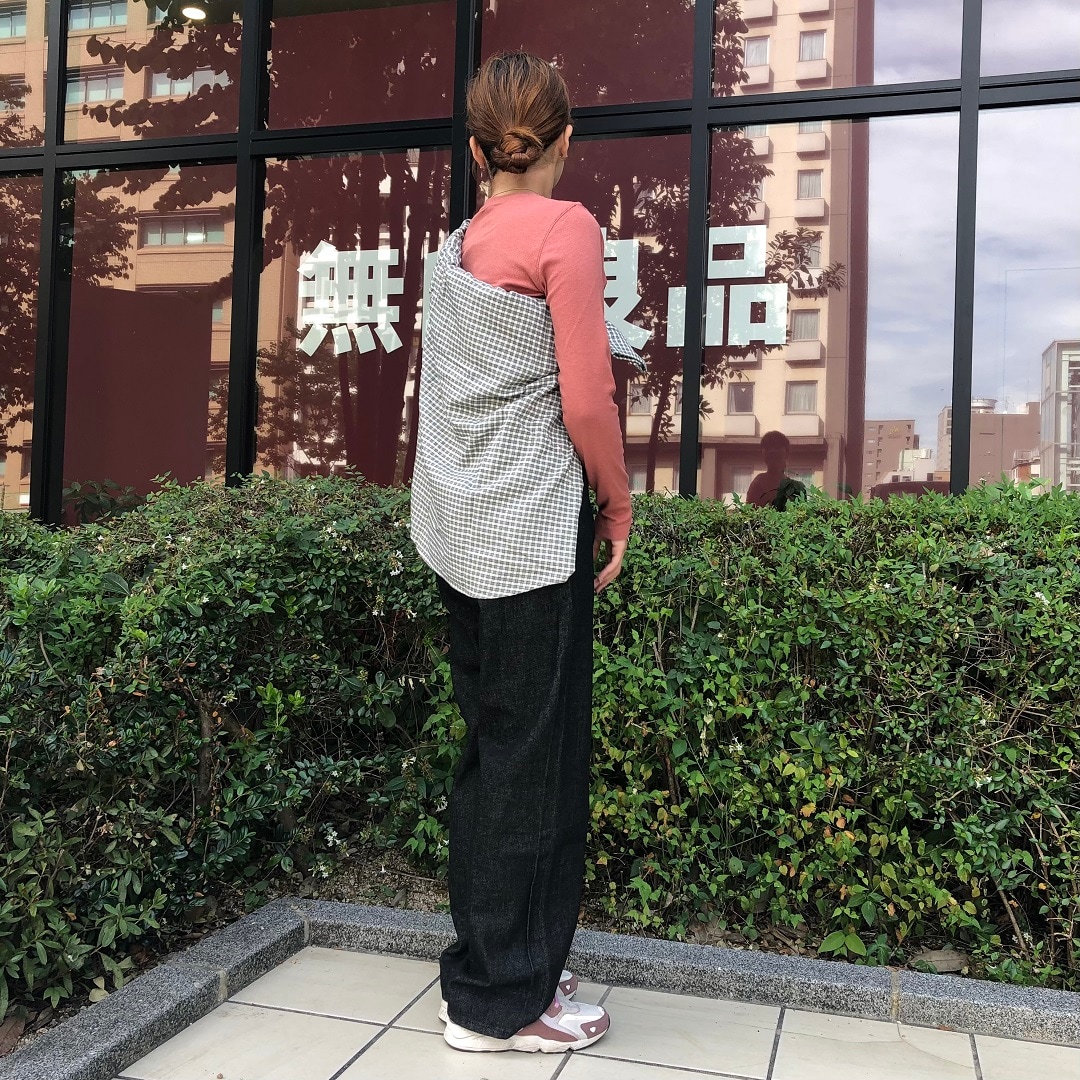 女の子が立っている写真