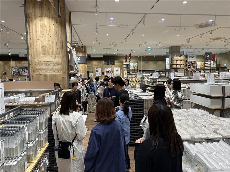 売り場見学の様子