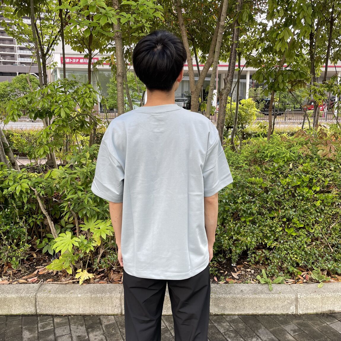 スタッフの背中の写真